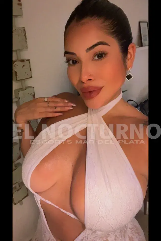 Escort alexandra de Mar del Plata, en foto erótica cuidada con pantalones de jean
