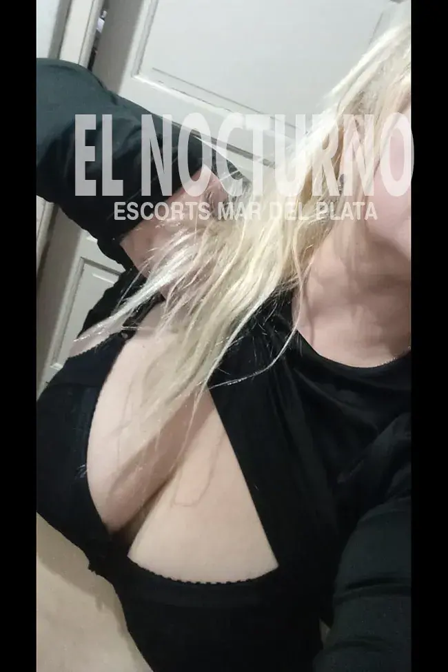 Escort bella de Mar del Plata, en el jacuzzi con una bikini