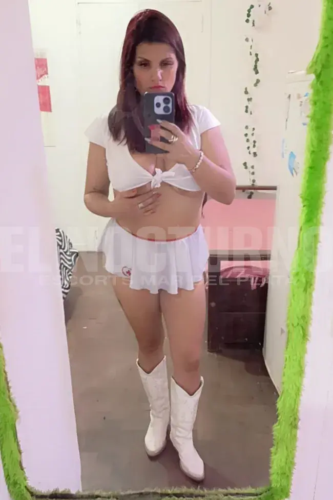 Escort cintia de Mar del Plata, en el jacuzzi con una bikini