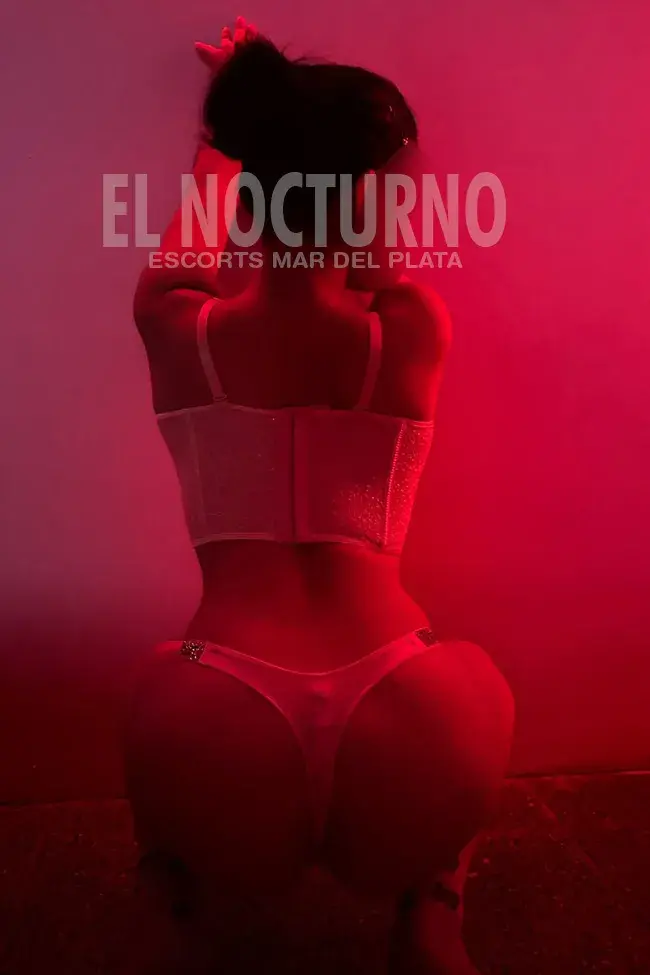Escort houston de Mar del Plata, en el jacuzzi con una bikini
