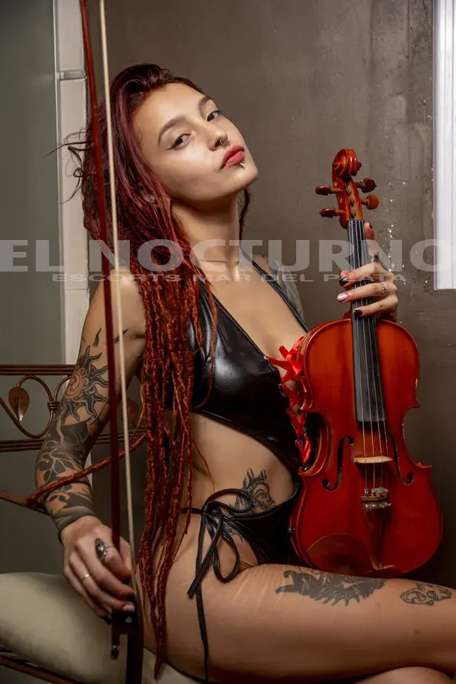 Escort khali de Mar del Plata, en foto erótica cuidada con pantalones de jean