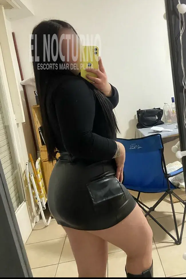 Escort luxxe de Mar del Plata, en foto erótica cuidada con pantalones de jean