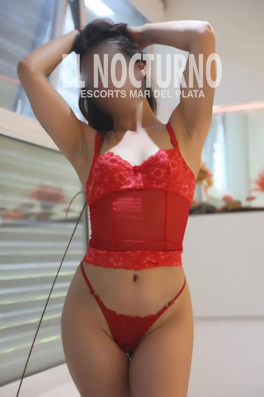 Escort maria de Mar del Plata, en foto erótica cuidada con pantalones de jean