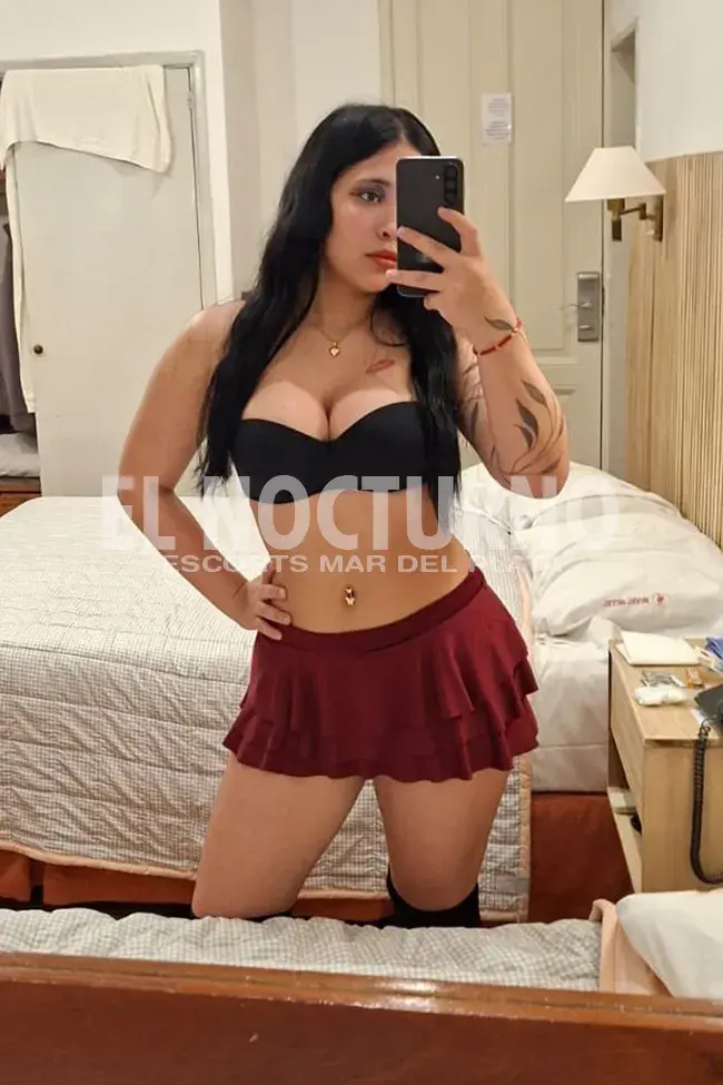 Escort mariana de Mar del Plata, en foto erótica cuidada con pantalones de jean