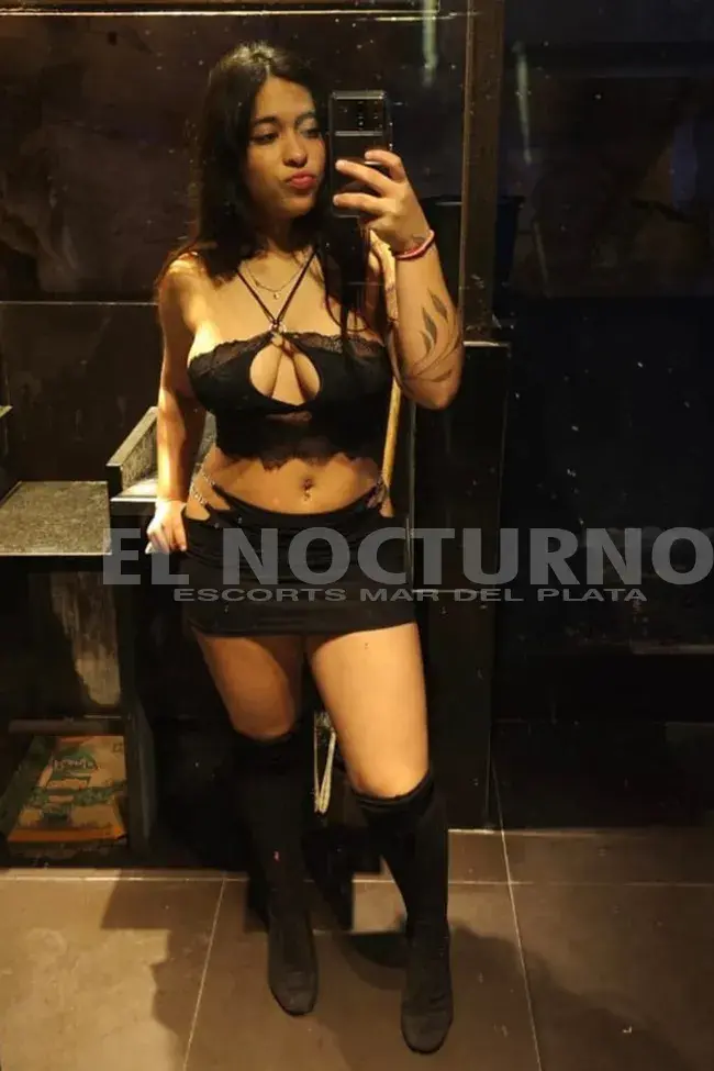 Escort mariana de Mar del Plata, posando con remera blanca larga